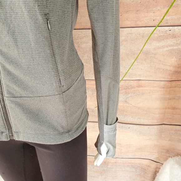 Mondetta warm athletic jacket hood and thumb holes - Picture 7 of 8